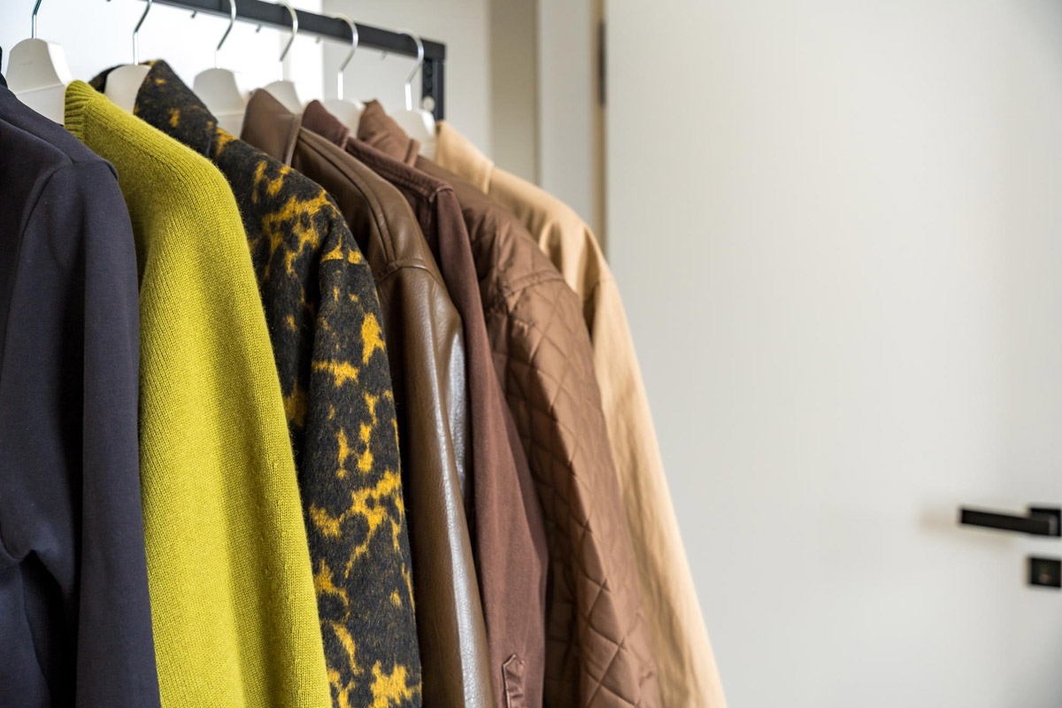 Уход за одеждой зимой: как продлить жизнь пальто, свитерам и праздничным нарядам - 1